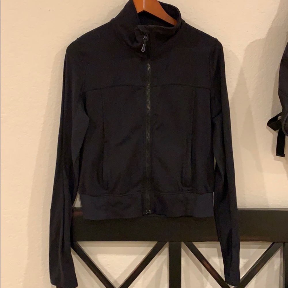 Lululemon. Cropped Jacket. Size 6.